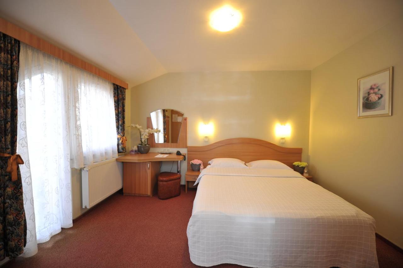 Villa Brussels Deva Eksteriør billede